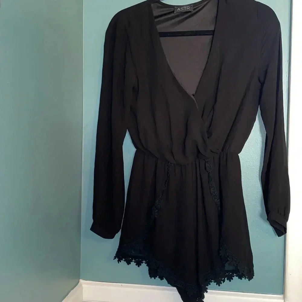 ASTR black long sleeve romper - medium - great condtion - shorts - v neck